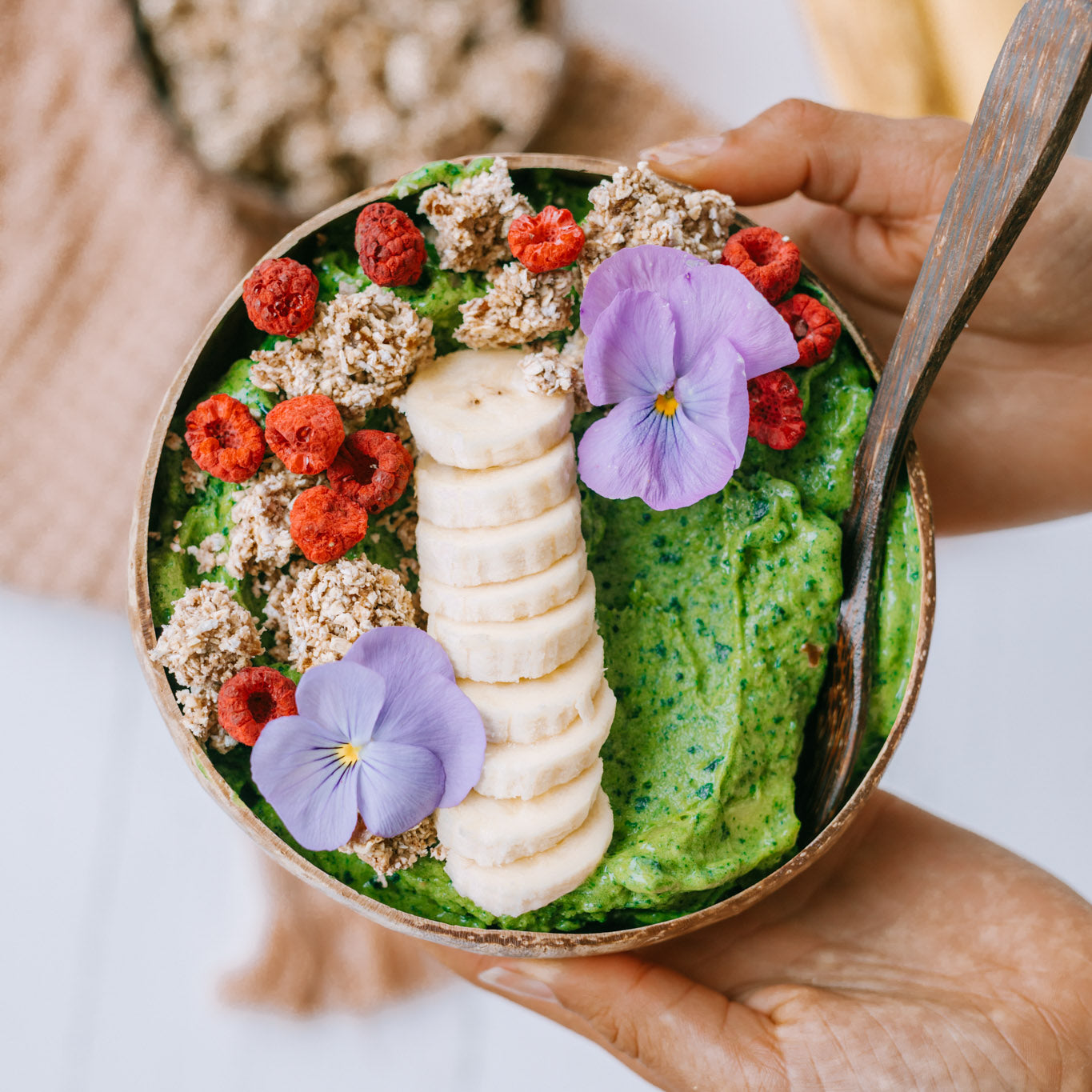 Tropical Green Smoothie with Cinnamon Rawnola